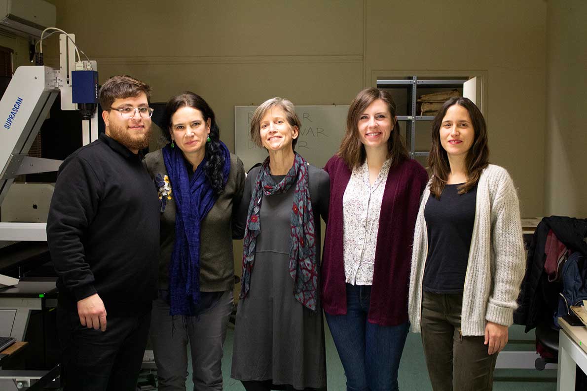 : Hayward (center) com worked with colleagues (from left to right) Benjamin Hernández Pacheco, Michelle Prain Brice, Tess Henthorne ’16, Maria Paz Zegers Correa at the Digital Imaging Lab of the National Library of Chile in the summer of 2019.