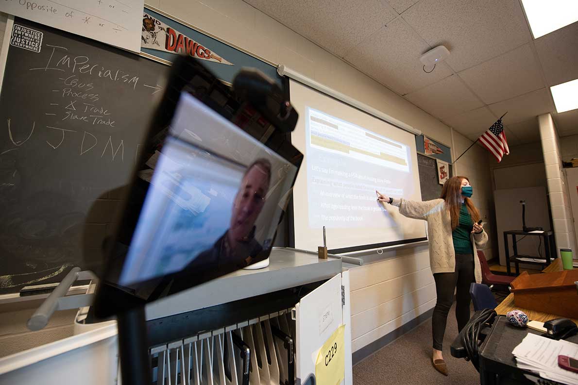 Chelsey Porter ’14 gives Wooster education students a look inside her English class at Wooster High School.