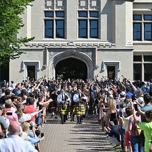 Wooster Class of 2027 marches through Kauke arch.
