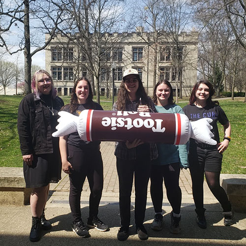 Helena Davis ’25, a biochemistry and molecular biology major, researched bacteriophages as tools against drug-resistant bacteria. 