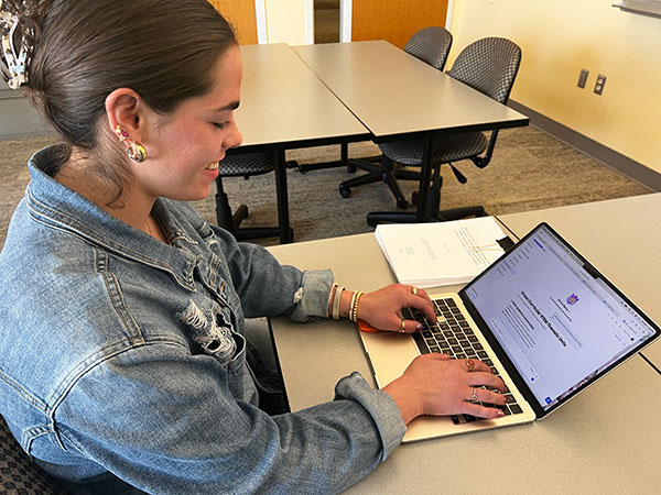 Julia Struck ’26, a senior in the primary (PK-5) licensure track, uses Magic School (an AI platform used by teachers for lesson planning) to create a lesson plan she used for teaching preschoolers as part of her senior I.S.